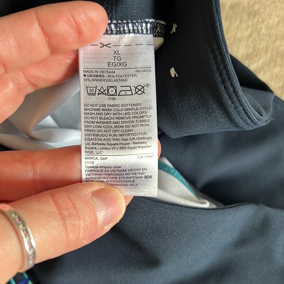 GAP Fit gFast Blue Capri Legging. - Picture 10 of 10